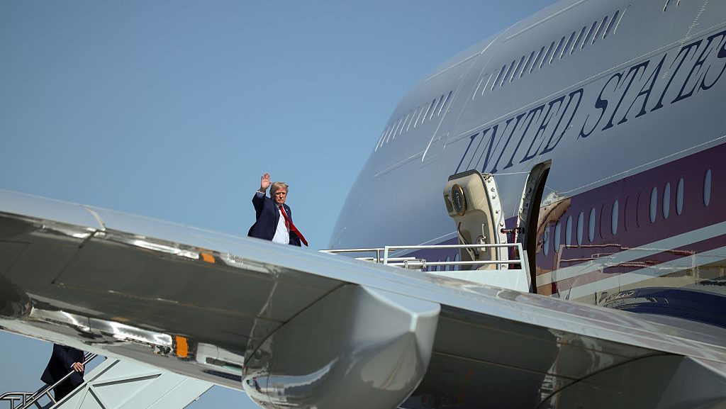 Trump integetve szállt fel az Air Force One-ra, ahonnan titokban, egy éteszállító teherautó segítségével átszállították egy másik gépre