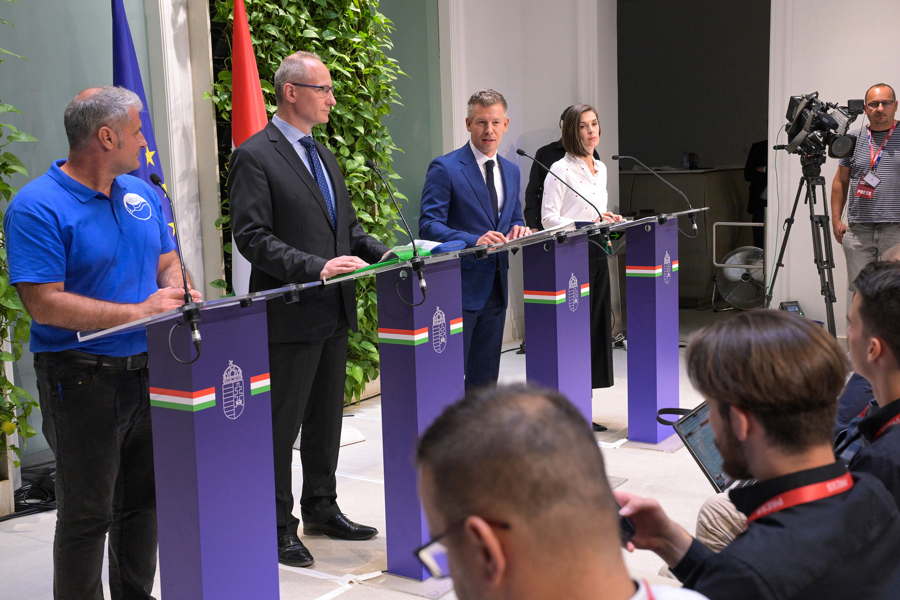 Magyar Péter miniszterelnök (b3), mellette Gacsályi József, az Országos Vízügyi Főigazgatóság műszaki főigazgató-helyettese (b), Kádár Pál, a Védelmi Igazgatási Hivatal főigazgatója és Szondi Vanda kormányszóvivő a Miniszterelnökségen tartott kormányszóvivői tájékoztatón 2026. augusztus 13-án.