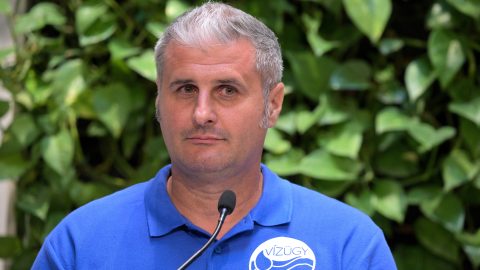 Gacsályi József, az Országos Vízügyi Főigazgatóság műszaki főigazgató-helyettese a Miniszterelnökségen tartott kormányszóvivői tájékoztatón 2026. augusztus 13-án.