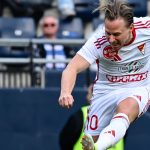 Kern Martin, a Puskás Akadémia FC (b) és Dzsudzsák Balázs, a DVSC játékosa a labdarúgó Fizz Liga 27. fordulójában játszott Puskás Akadémia FC-DVSC mérkőzésen a felcsúti Pancho Arénában 2026. március 22-én.