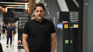 Fatih Tekke, amikor csapatával hazaért a budapesti vereséget követően.