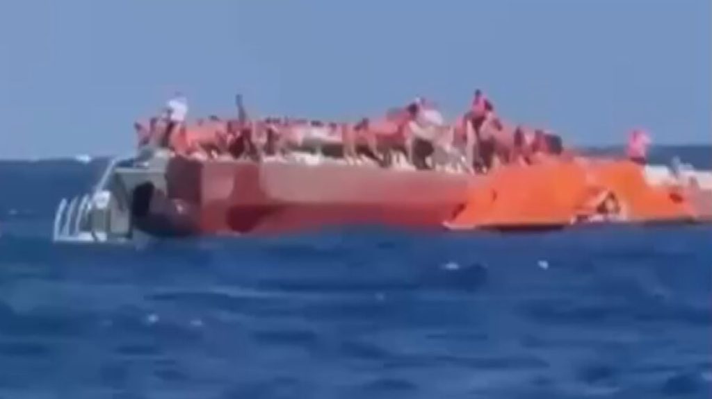 Felborult egy komp Észak-Ciprusnál több mint 260 emberrel a fedélzetén