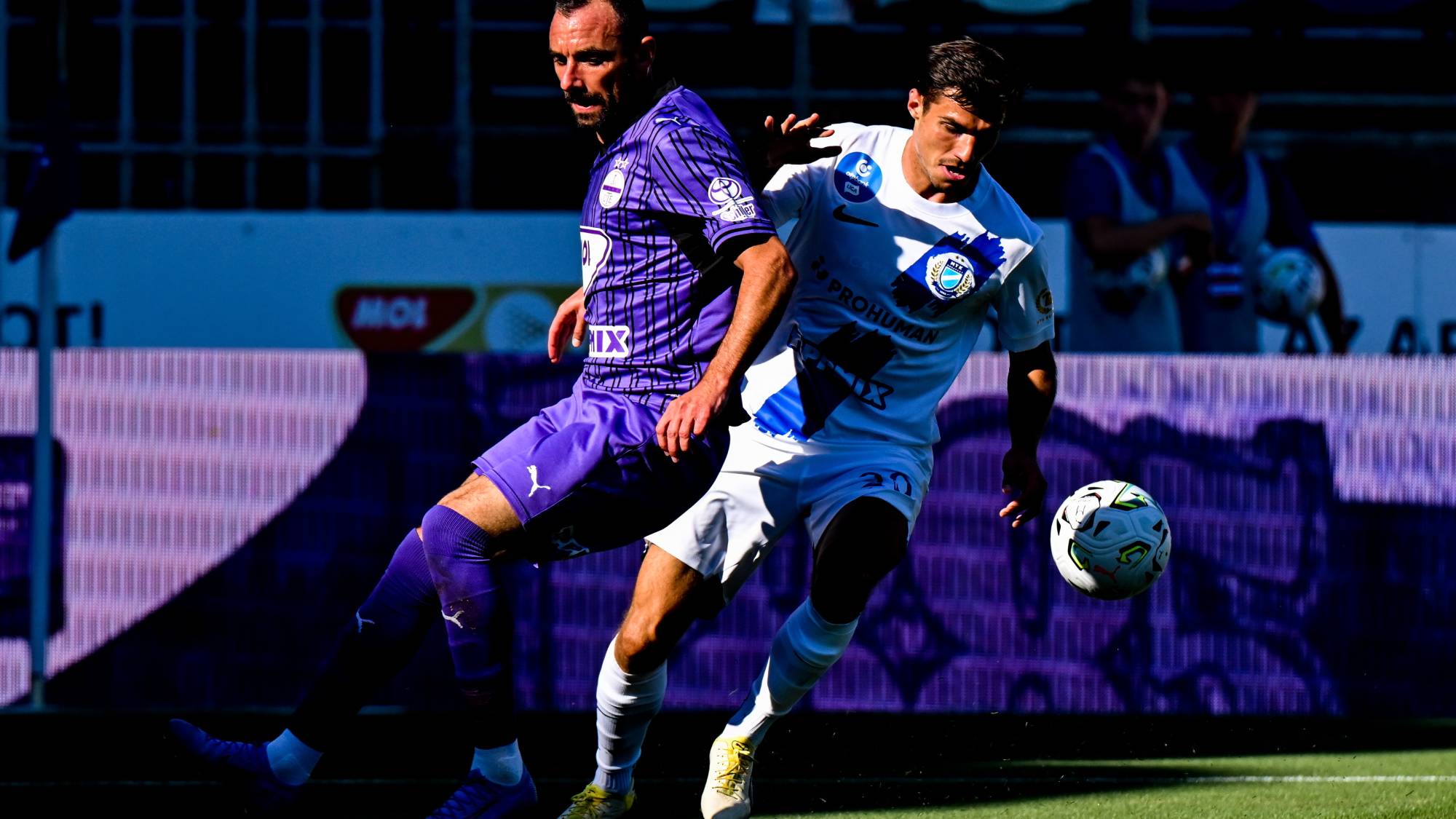 Fiola Attila, az Újpest (b) és Kerezsi Zalán, az MTK játékosa a labdarúgó OTP Bank Liga 4. fordulójában játszott Újpest FC - MTK Budapest mérkőzésen a Szusza Ferenc Stadionban 2026. augusztus 15-én.