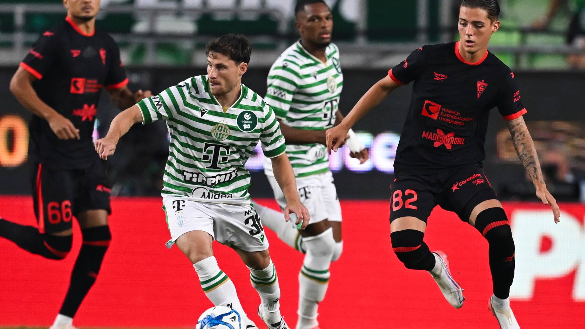 Gabi Kanichowsky, a Ferencváros (b2) és Kacper Urbanski, a Górnik Zabrze játékosa (j) a labdarúgó Európa-liga selejtezőjének 3. fordulójában játszott Ferencváros - Górnik Zabrze mérkőzésen a Groupama Arénában 2026. augusztus 5-én.