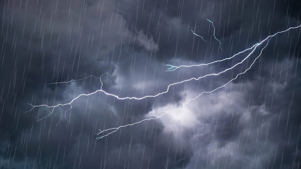 Hidegfronttal és éjjeli viharokkal lépünk át a meteorológiai őszbe