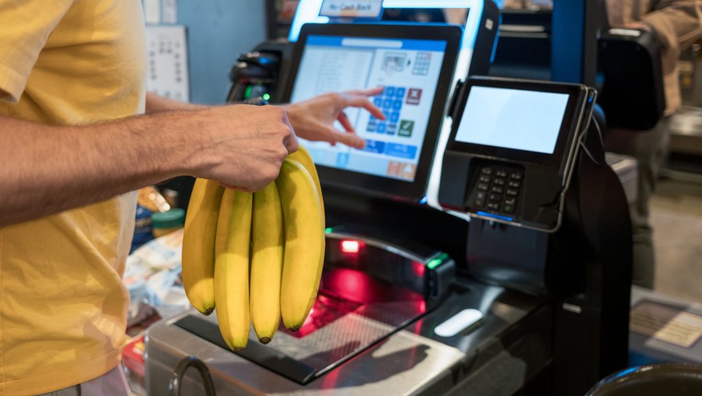 Beismerte tettét a férfi, aki „banántrükkel” fizetett a dunaújvárosi hipermarketekben