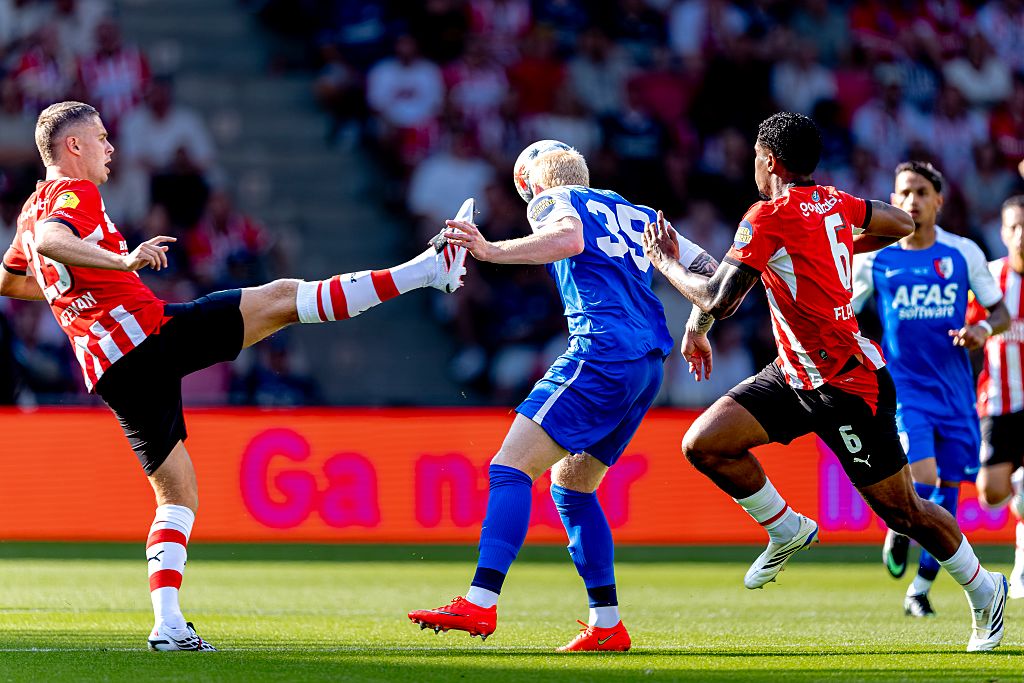 fejbe talpalás attól félt hogy leszakadt a füle psv az alkmaar holland szuperkupa