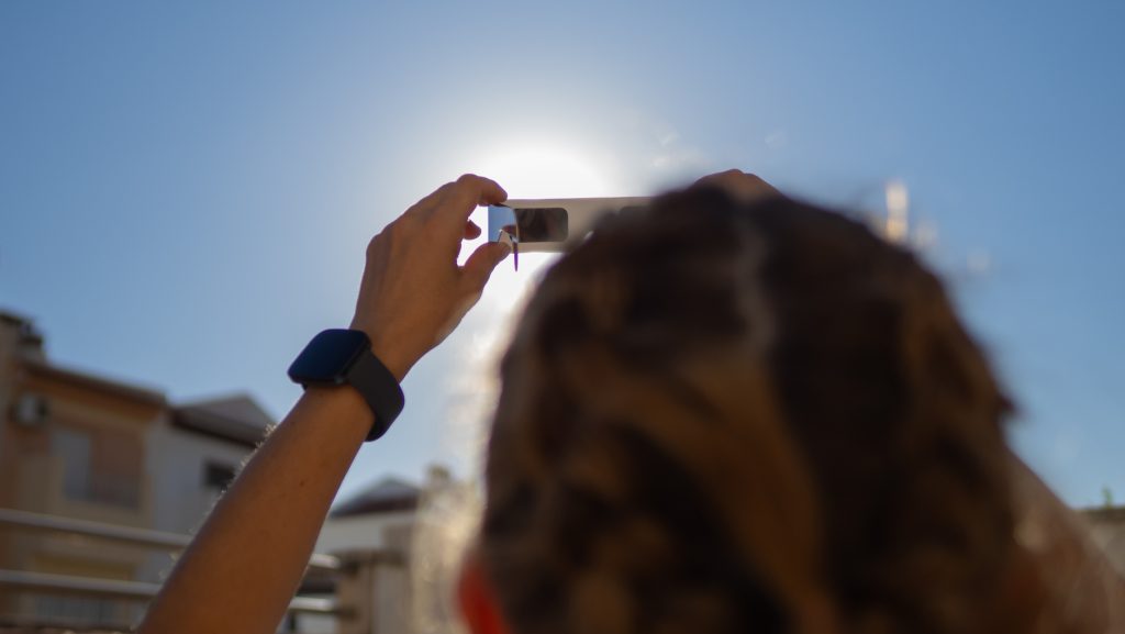 Figyelmeztetnek a szakértők: veszélyes telefonnal fotózni a napfogyatkozást