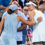 Iga Swiatek vigasztalja Jelena Ribakinát.