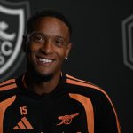 Ezri Konsa az első hivatalos fotózásán Arsenal-játékosként.