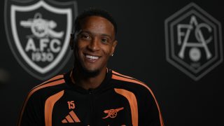 Ezri Konsa az első hivatalos fotózásán Arsenal-játékosként.