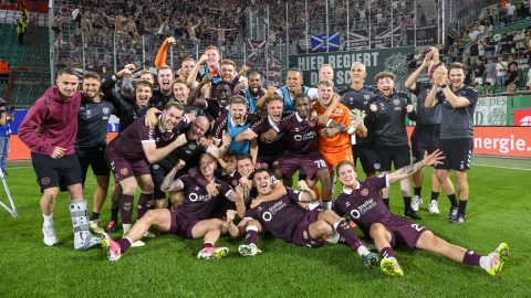 A Hearts játékosai ünneplik a Rapid Wiennel szembeni továbbjutást.