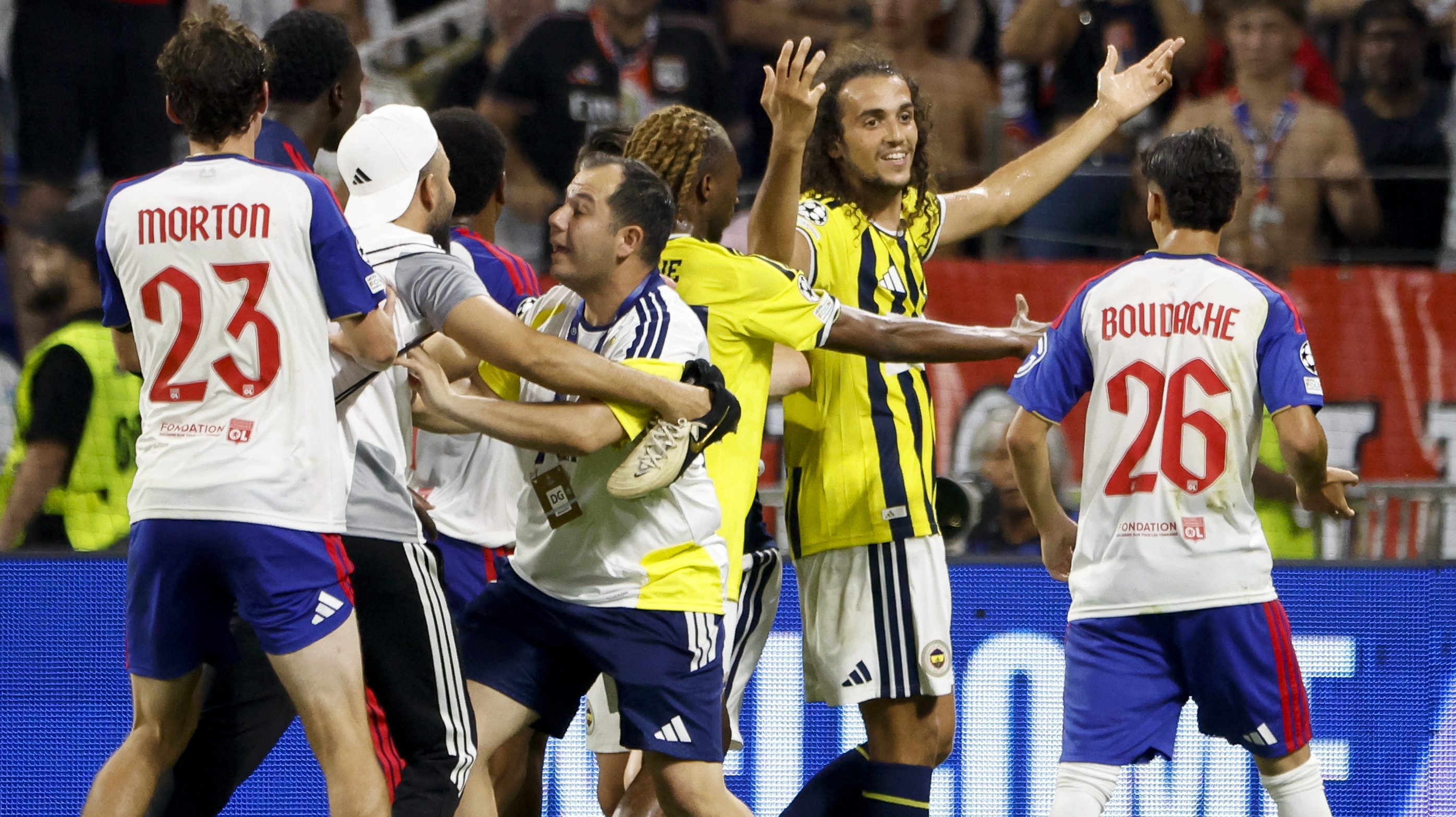 Guendouzi és a Lyon felháborodott játékosai.