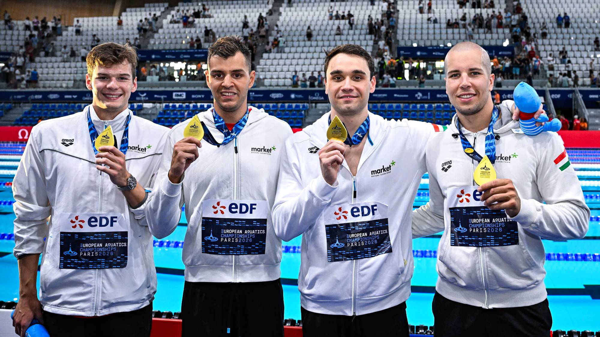 Az aranyérmes Kós Hubert, Németh Nándor, Milák Kristóf és Szabó Szebasztián (b-j) a férfi 4x100 méteres gyorsváltó eredményhirdetése után a párizsi vizes Európa-bajnokságon az olimpiai vizesközpontban 2026. augusztus 13-án.