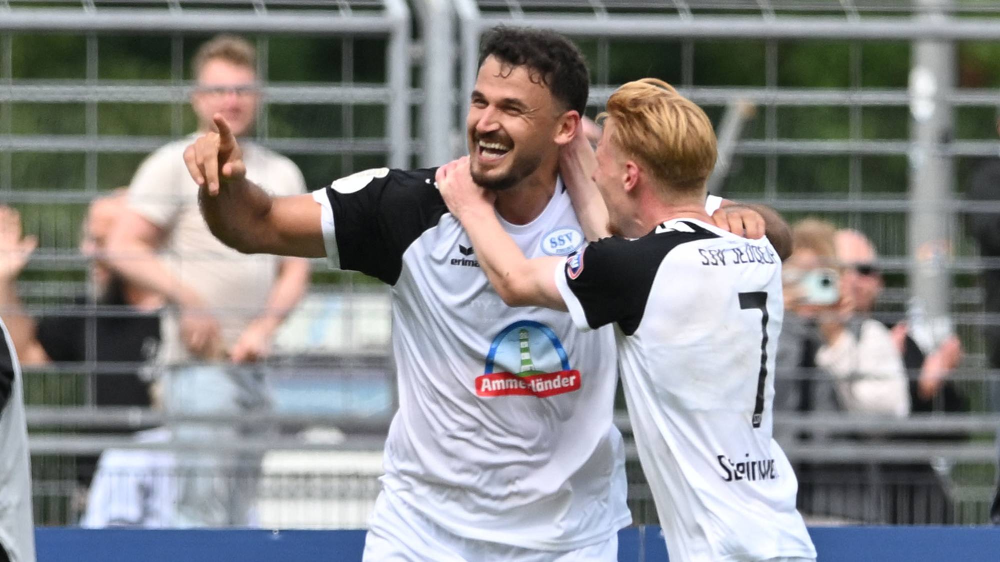 23 August 2026, Lower Saxony, Oldenburg: Soccer, Men: DFB Cup, SSV Jeddeloh II vs. 1. FC Heidenheim, First Round, Marschweg Stadium. Jeddeloh's Haris Hyseni (left) celebrates with Pascal Steinwender after scoring a penalty kick to make it 4-1. Photo: Carmen Jaspersen/dpa - IMPORTANT NOTICE: In accordance with the regulations of the Bundesliga and/or the DFB (German Football Association), it is prohibited to use or allow the use of photographs taken in the stadium and/or during the game in the form of sequential images and/or video-like photo sequences.