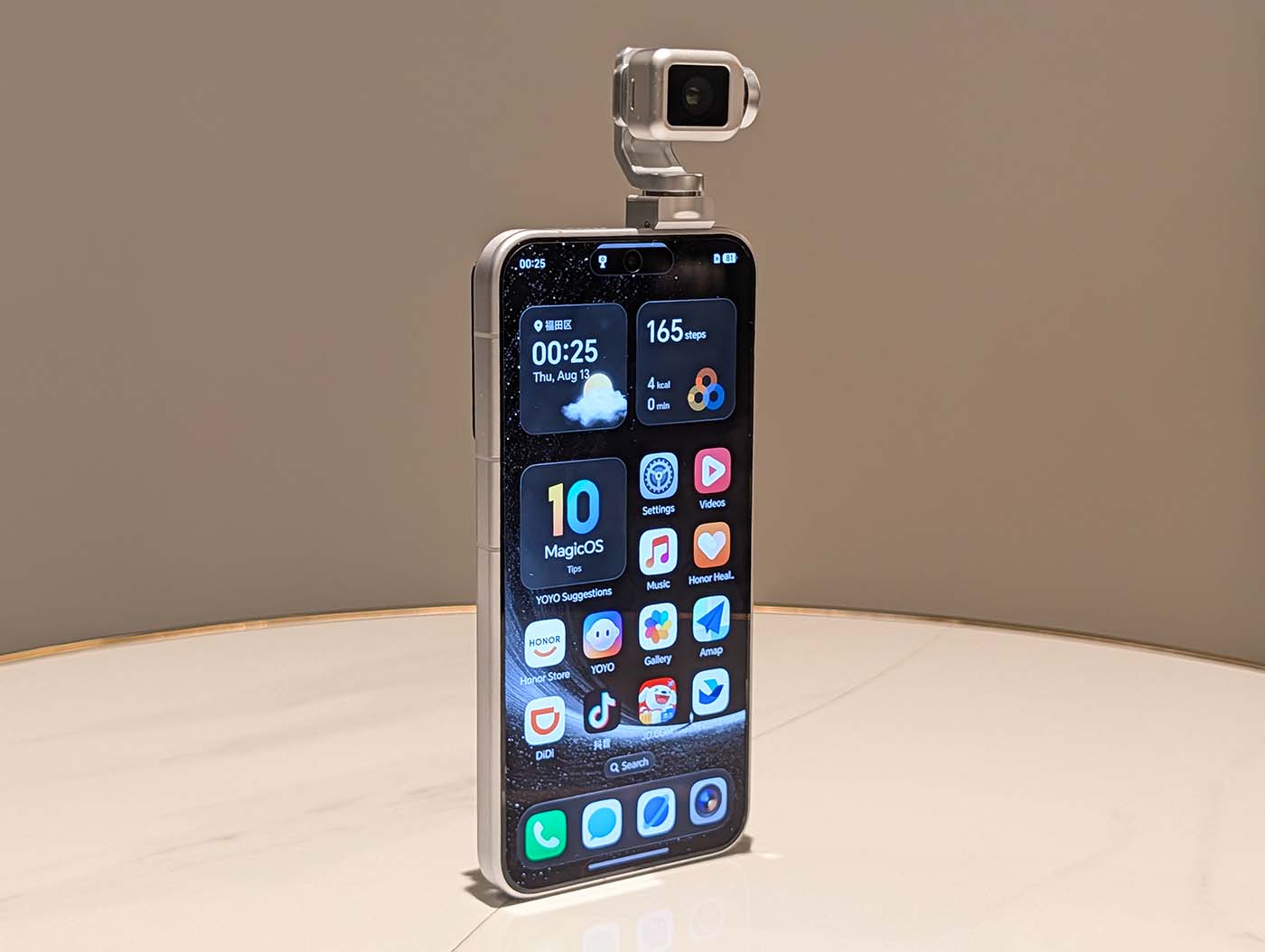 Erre a telefonra sok minden mondható, csak az nem, hogy unalmas lenne 1 Honor Robot Phone