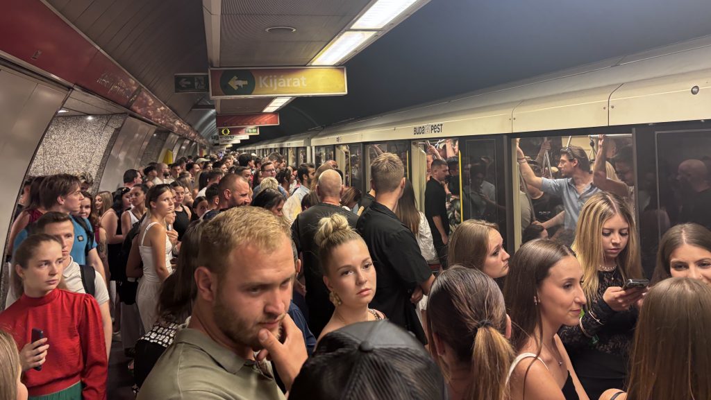A 2-es metró elesett