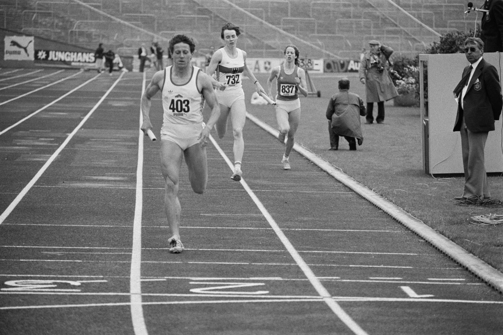 Megtörténik a csoda, avagy megdőlhet-e az atlétika legrégebbi világcsúcsa? 1 Czech athlete Jarmila Kratochvilova (C/#403) crosses the line to victory in the women's 4x400 metre relay event at an athletics meeting involving France, West Germany, Czechoslovakia in Hanover on June 17, 1984.