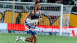 Jean Lucas, a Bahia játékosa a mezét levéve ünnepelte a gólját.