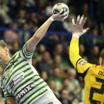Klujber Katrin Gitta, a Ferencváros (b) és Emma Olsson, a Borussia Dortmund játékosa a női kézilabda Bajnokok Ligája negyeddöntőbe jutásért játszott FTC-Rail Cargo Hungaria - Borussia Dortmund visszavágó mérkőzésen az Érd Arénában 2026. március 28-án.