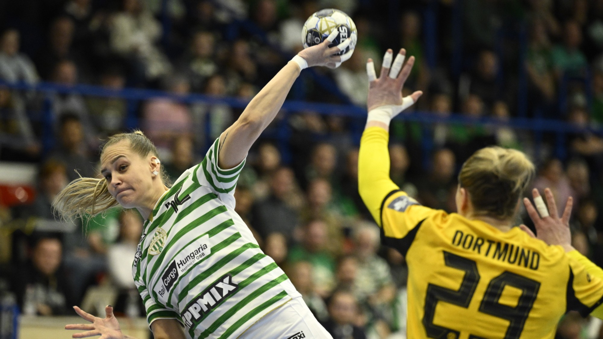 Klujber Katrin Gitta, a Ferencváros (b) és Emma Olsson, a Borussia Dortmund játékosa a női kézilabda Bajnokok Ligája negyeddöntőbe jutásért játszott FTC-Rail Cargo Hungaria - Borussia Dortmund visszavágó mérkőzésen az Érd Arénában 2026. március 28-án.