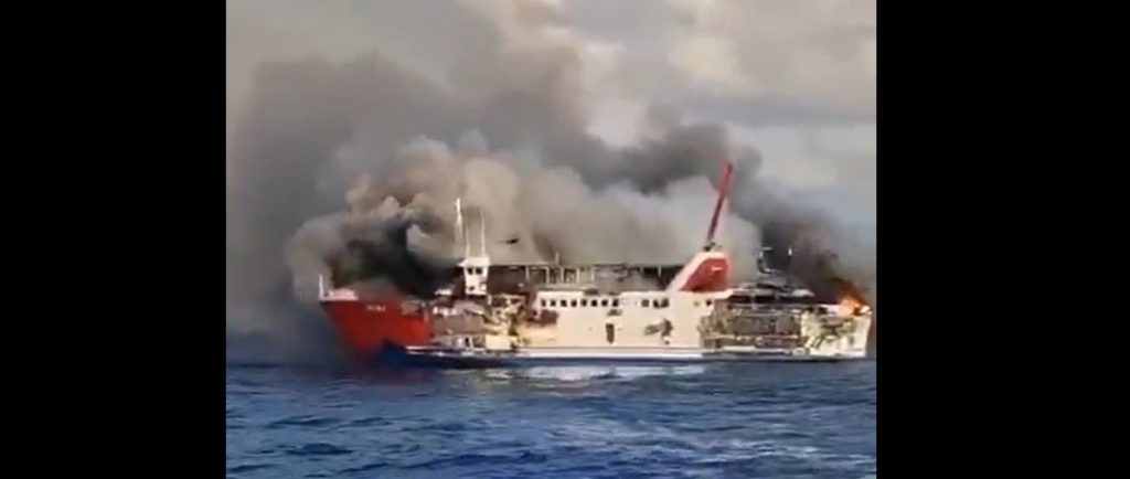 A tengerbe ugráltak a kigyulladt kompról