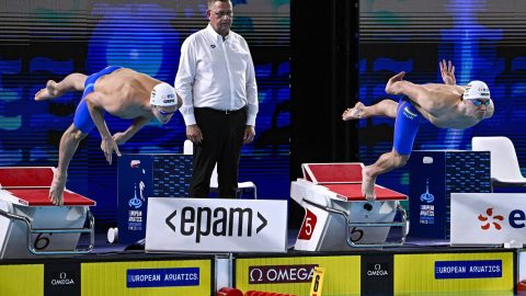 A későbbi győztes Milák Kristóf (j) rajtol a férfi 100 méteres pillangóúszás döntőjében a párizsi vizes Európa-bajnokságon az olimpiai vizesközpontban 2026. augusztus 13-án. Milák Kristóf 49.48 másodperces Európa-csúccsal győzött. Balról Kós Hubert.