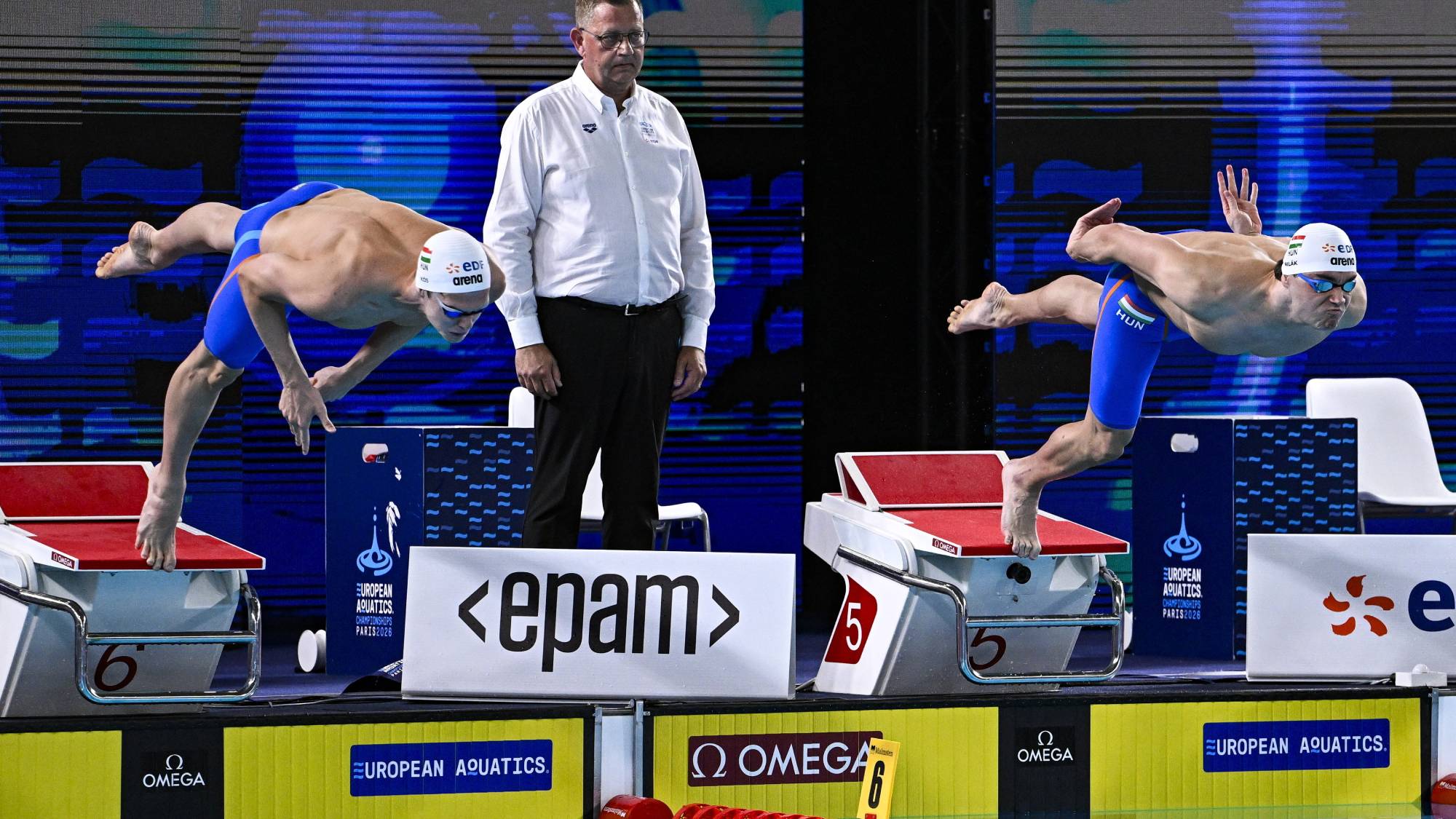 A későbbi győztes Milák Kristóf (j) rajtol a férfi 100 méteres pillangóúszás döntőjében a párizsi vizes Európa-bajnokságon az olimpiai vizesközpontban 2026. augusztus 13-án. Milák Kristóf 49.48 másodperces Európa-csúccsal győzött. Balról Kós Hubert.