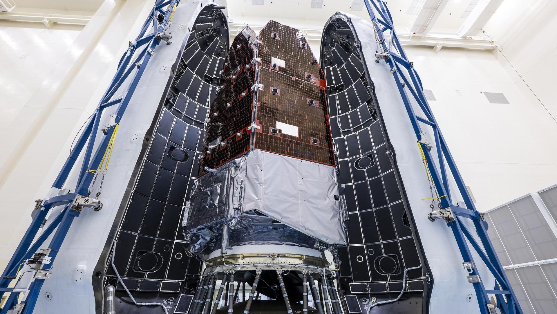 A Nancy Grace Roman űrtávcső a Falcon Heavy rakterében.