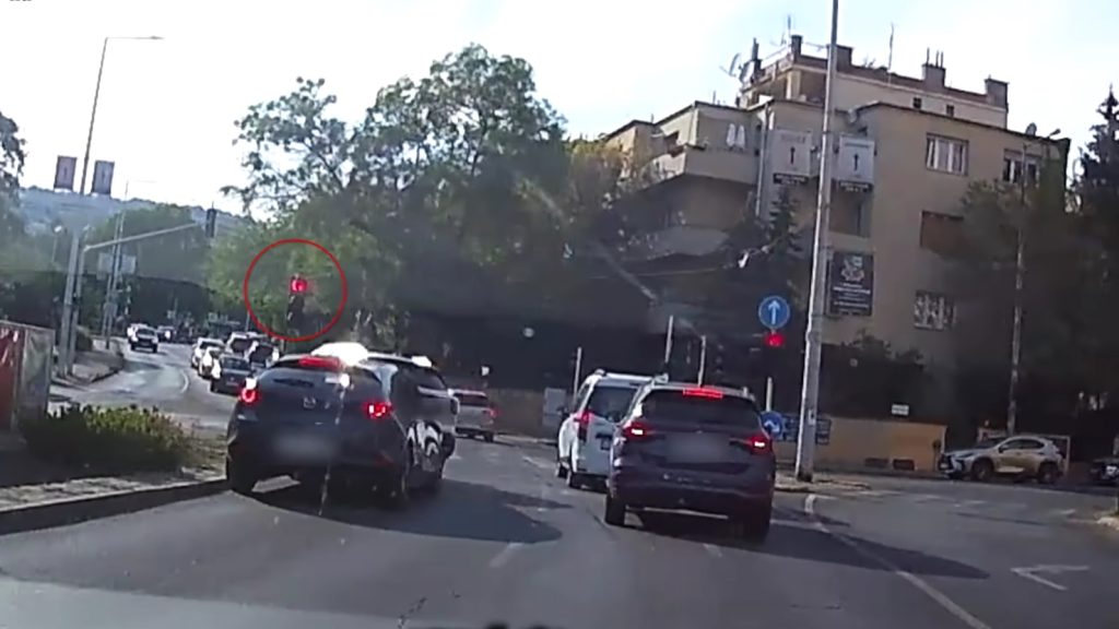 Videó: letartolta a jelzőlámpát a figyelmetlen söfőr