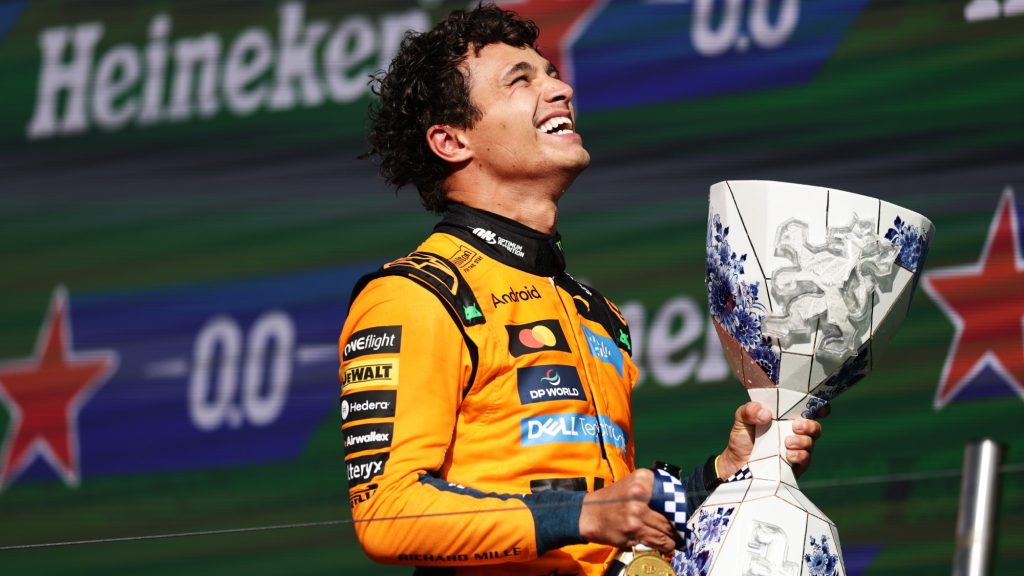 Verstappen a balesetével, Norris klasszis előzésével sokkolt mindenkit