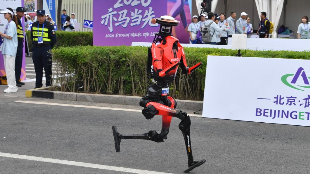Egy humanoid robot Usain Boltnál is gyorsabban futotta le a 100 métert