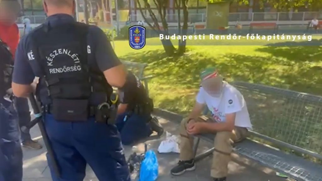 Betörtek egy zuglói iskolába, de menekülés helyett a lopott hangfalakkal kint üldögéltek egy közeli padon