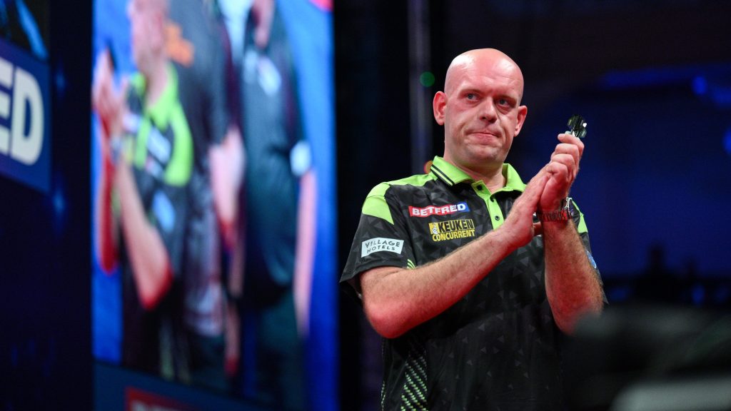 Csillaghullás Budapesten: Van Gerwen és Cross sem jutott be a nyolc közé