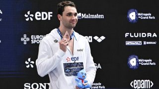 A bronzérmes Milák Kristóf a férfi 100 méteres gyorsúszás eredményhirdetésén a párizsi vizes Európa-bajnokságon az olimpiai vizesközpontban 2026. augusztus 12-én.
