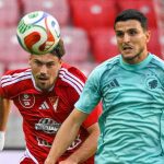 Rotem Keller, a Debrecen (b) és Mohamed Elyounoussi, a Köbenhavn játékosa a labdarúgó Konferencia-liga selejtezőjének 3. fordulójában játszott Debreceni VSC - FC Köbenhavn mérkőzésen a debreceni Nagyerdei Stadionban 2026. augusztus 6-án.