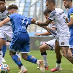 Jurek Gábor, az MTK (b2) és Lukács Dániel, a Puskás Akadémia játékosa (j2) a labdarúgó OTP Bank Liga 3. fordulójában játszott MTK Budapest - Puskás Akadémia FC mérkőzésen az Új Hidegkuti Nándor Stadionban 2026. augusztus 7-én.