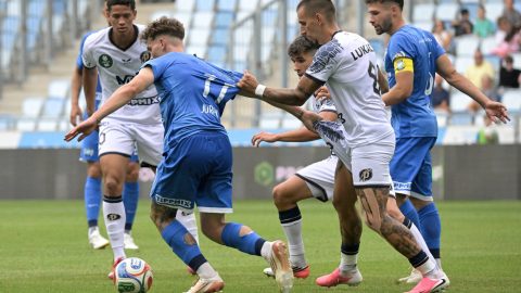 Jurek Gábor, az MTK (b2) és Lukács Dániel, a Puskás Akadémia játékosa (j2) a labdarúgó OTP Bank Liga 3. fordulójában játszott MTK Budapest - Puskás Akadémia FC mérkőzésen az Új Hidegkuti Nándor Stadionban 2026. augusztus 7-én.