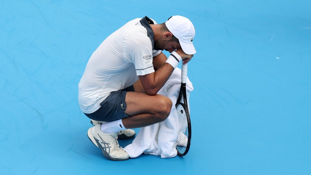 Djokovic rosszul lett és hányt meccs közben, szettelőnyből esett ki