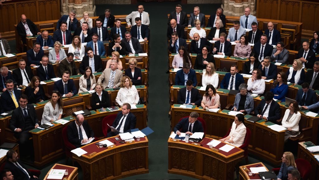Friss pártfelmérés: záródó olló, erősödő Mi Hazánk