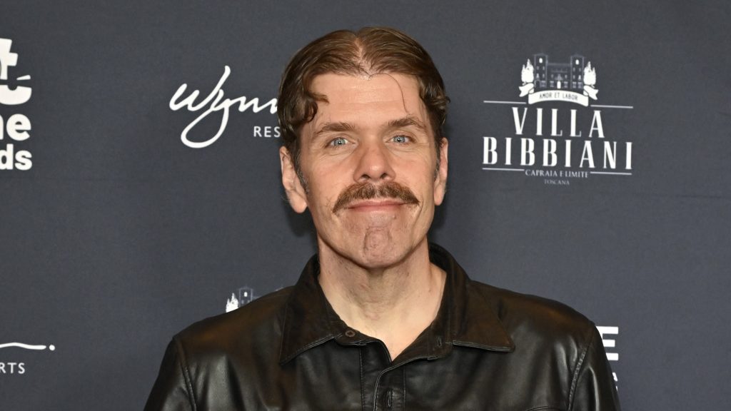 „Amikor kinyitottam az ajtót, egy rémálmom vált valóra” – Perez Hilton testvére megszólalt a bátyja TikTokon közvetített önsértéséről