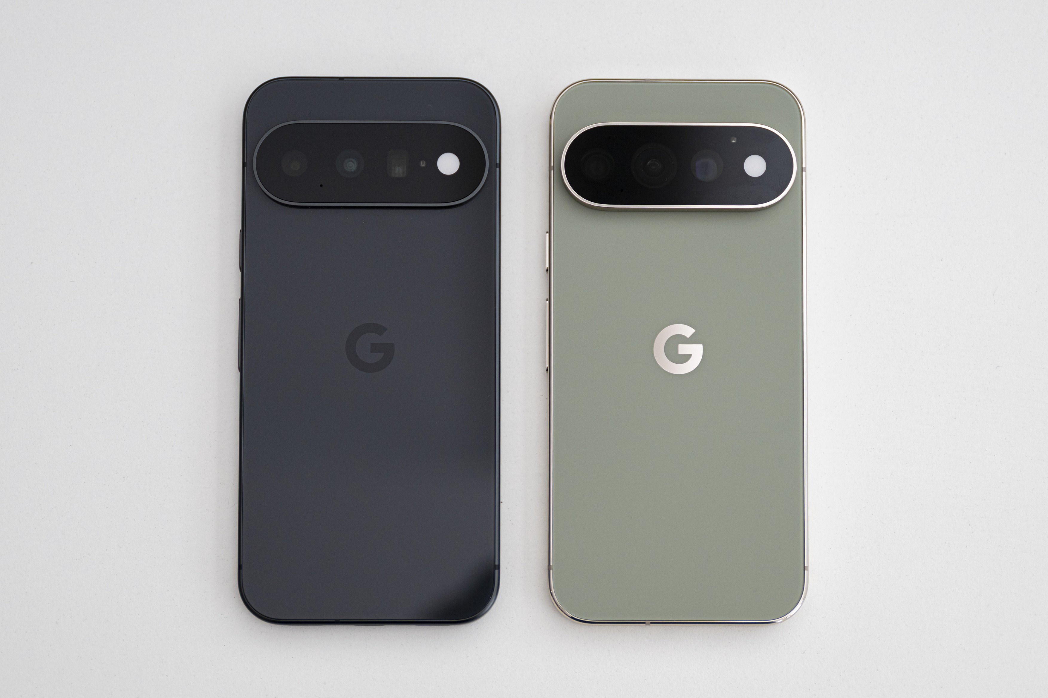 Egymás mellett a Pixel 11 (fekete) és Pixel 11 Pro (zöld).