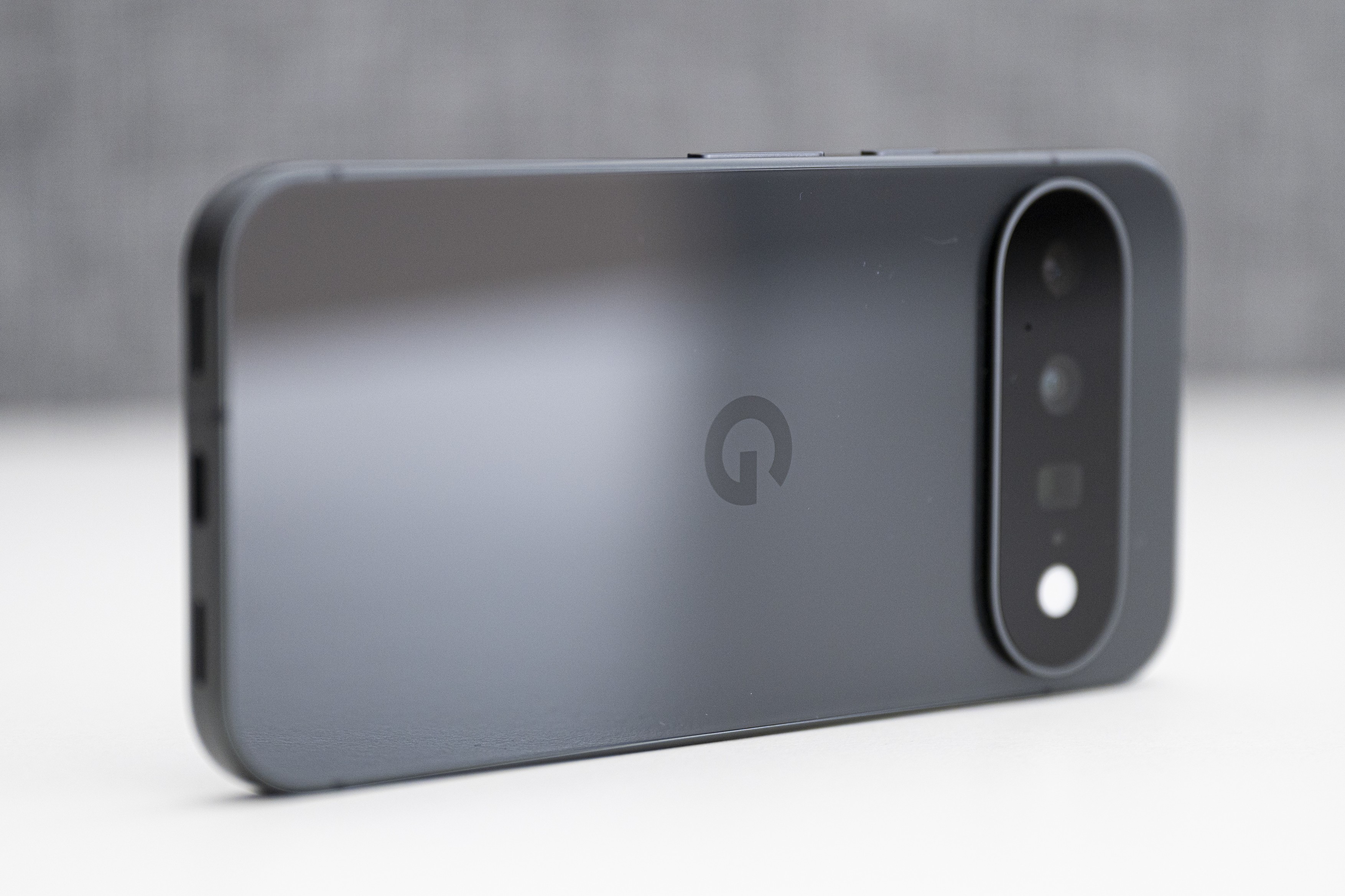 Pixel 11 okostelefon fekete színben.