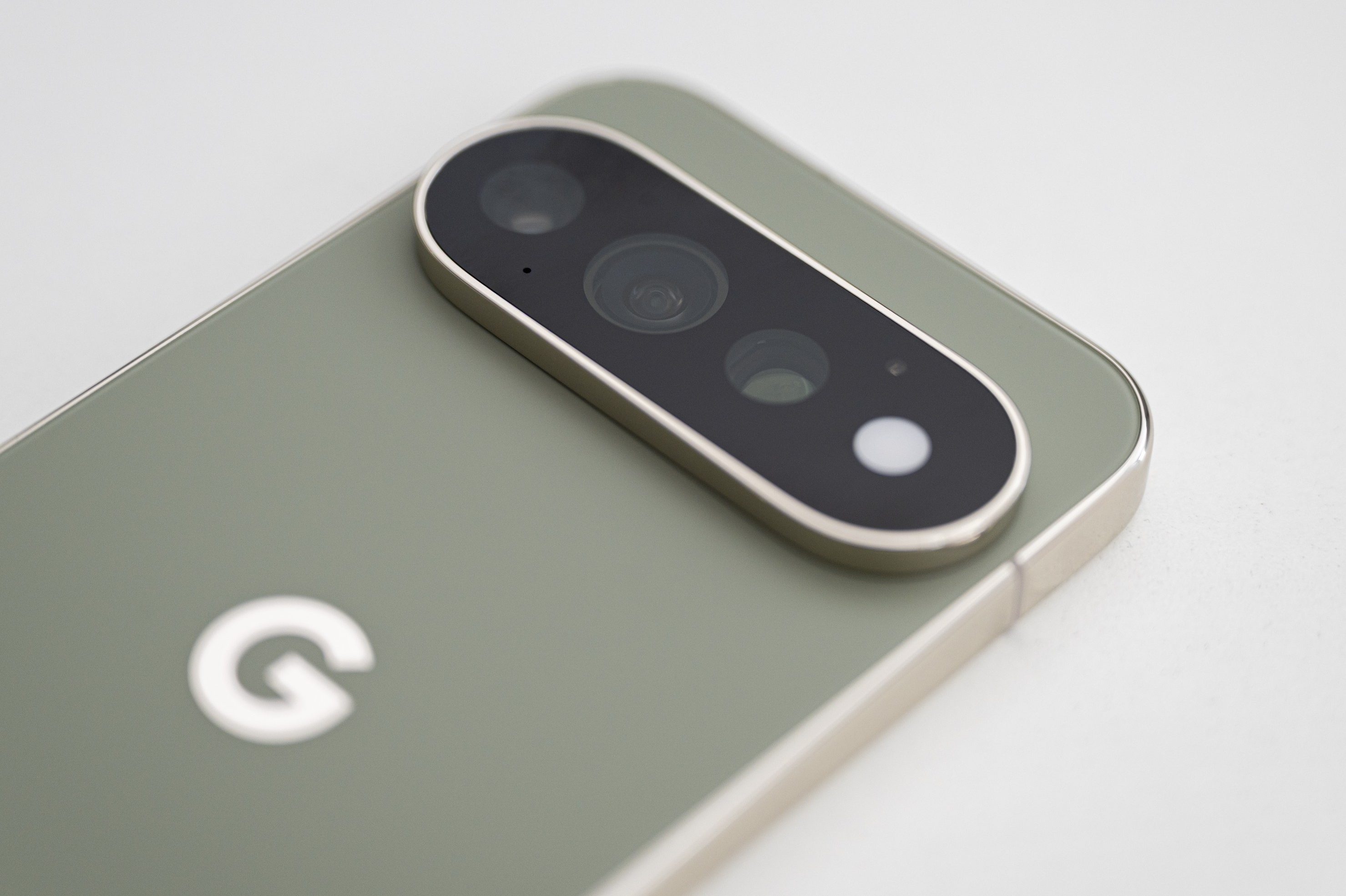 Pixel 11 Pro okostelefon zöld színben.