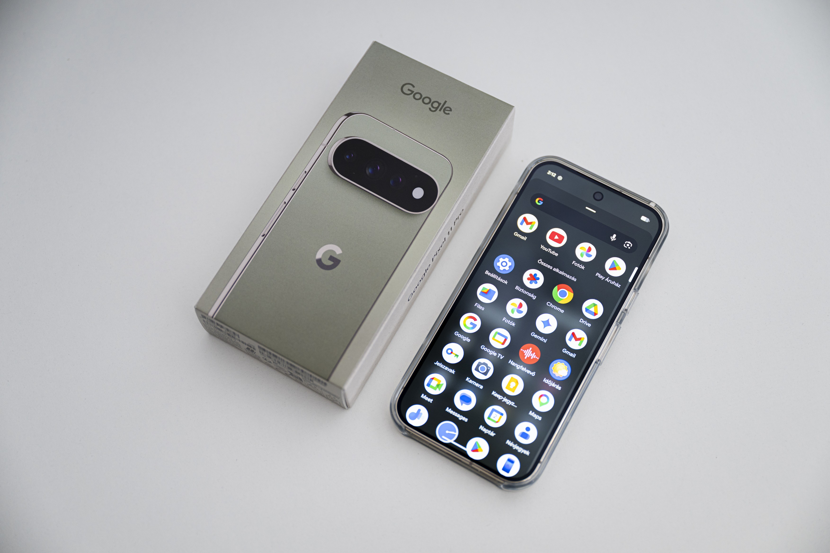 Pixel 11 Pro és doboza.