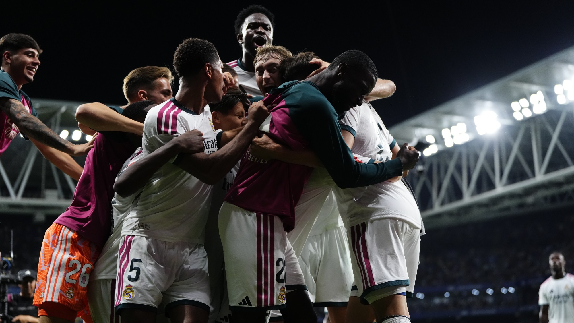 A Real Madrid játékosai ünneplik a győztes gólt.