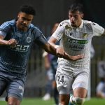 Dukanovic Viktor, az ETO (j) és Eduardo Paulo, a Riga FC játékosa a labdarúgó Konferencia-liga selejtezőjének harmadik fordulójában játszott ETO FC - Riga FC visszavágó mérkőzésen a győri ETO Stadionban 2026. augusztus 13-án.