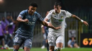 Dukanovic Viktor, az ETO (j) és Eduardo Paulo, a Riga FC játékosa a labdarúgó Konferencia-liga selejtezőjének harmadik fordulójában játszott ETO FC - Riga FC visszavágó mérkőzésen a győri ETO Stadionban 2026. augusztus 13-án.
