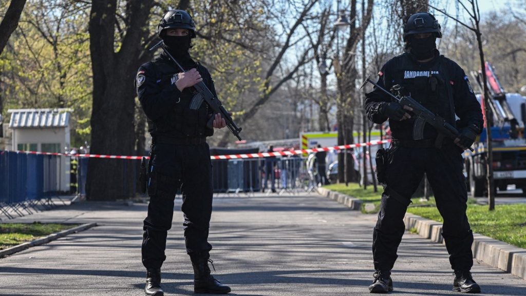 Három ember őrizetben a „feketementő” elleni támadás miatt – videón a tettesek előállítása