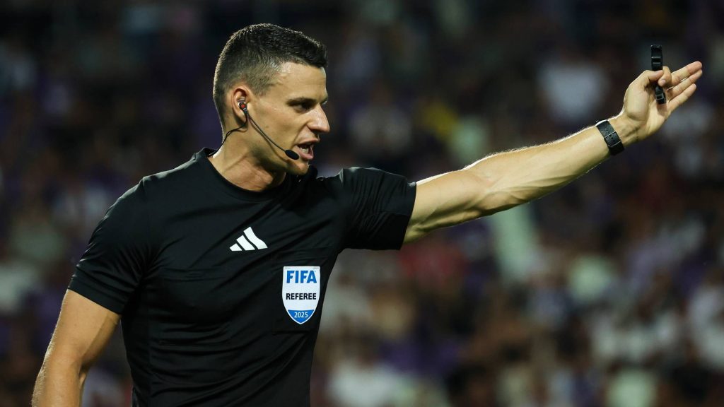 Elmaradt piros lap miatt bűnhődik a balhés magyar bajnoki futballbírója
